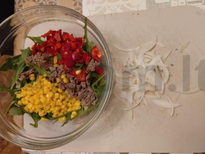 Salotas su rukola, jautiena ir saldžiąja kukurūza Žingsnis 2