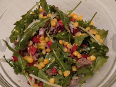 Salotas su rukola, jautiena ir saldžiąja kukurūza pagrindine nuotrauka