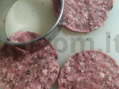 Trys sluoksnių burgeris su trimis kotletais Žingsnis 2