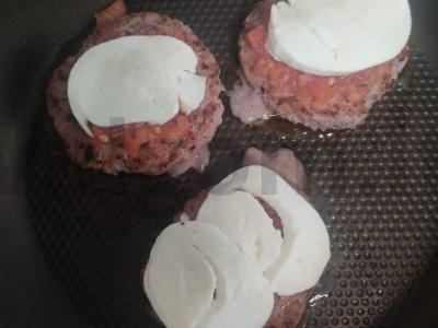 Trys sluoksnių burgeris su trimis kotletais Žingsnis 4