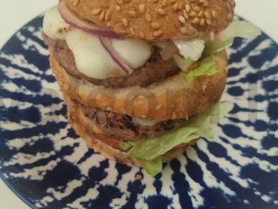 Trys sluoksnių burgeris su trimis kotletais pagrindine nuotrauka