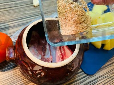 Troškinti šonkauliai su bulvėmis puode Žingsnis 3