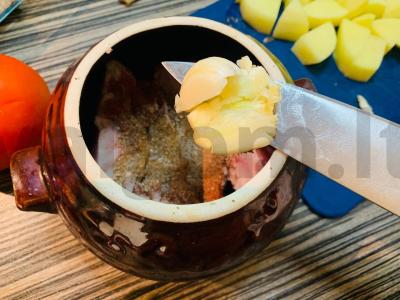 Troškinti šonkauliai su bulvėmis puode Žingsnis 4