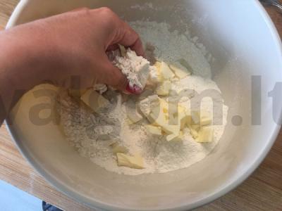 Vaisių pyragas su streuselio trupiniais Žingsnis 3