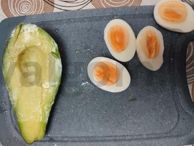 Įdaryti kiaušiniai su upėtakiu ir avokadu Žingsnis 2
