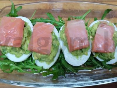 Įdaryti kiaušiniai su upėtakiu ir avokadu pagrindine nuotrauka