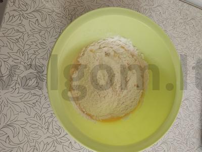 Medus pyragas su riešutais Žingsnis 3