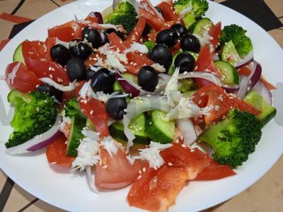 Brokoliai, krabai ir alyvuogės pagrindine nuotrauka