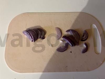 Skani salotos su raudonaisiais pupelėmis, varškės sūriu ir raudonuoju svogūnu Žingsnis 2