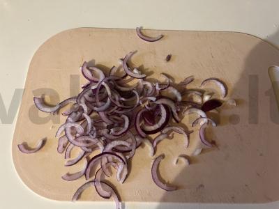 Skani salotos su raudonaisiais pupelėmis, varškės sūriu ir raudonuoju svogūnu Žingsnis 3