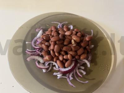 Skani salotos su raudonaisiais pupelėmis, varškės sūriu ir raudonuoju svogūnu Žingsnis 5