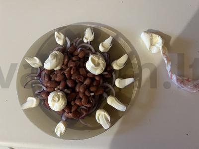 Skani salotos su raudonaisiais pupelėmis, varškės sūriu ir raudonuoju svogūnu Žingsnis 7