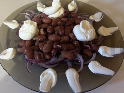 Skani salotos su raudonaisiais pupelėmis, varškės sūriu ir raudonuoju svogūnu pagrindine nuotrauka