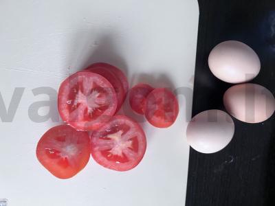 Kiaušinienė su pomidorais ir žaliu svogūnu Žingsnis 1