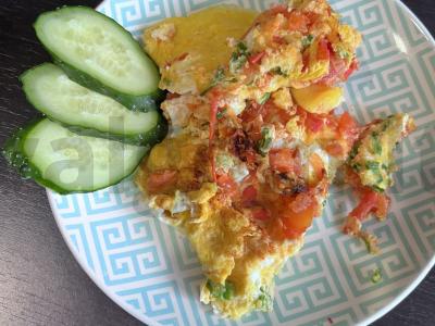 Kiaušinienė su pomidorais ir žaliu svogūnu pagrindine nuotrauka