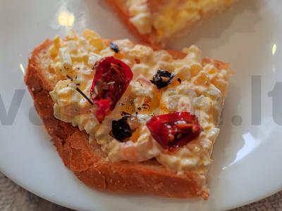 Sumuštinis su kiaušiniu ir ananasu pagrindine nuotrauka