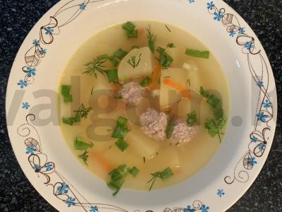 Raudonos lęšio sriuba su meatballs pagrindine nuotrauka