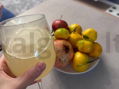 Obuolių, apelsinų ir mėtų kompotas pagrindine nuotrauka