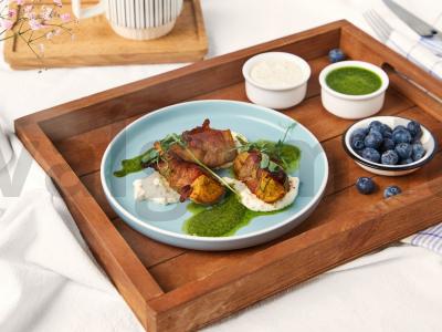 Saldus bulvės su šonine ir plakta grietine pagrindine nuotrauka