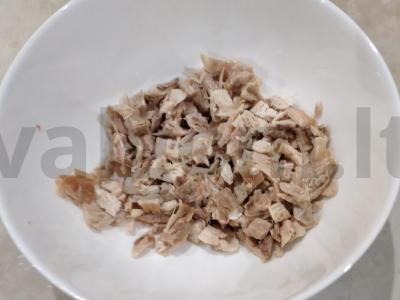 Vištienos, žirnių ir korėjietiškų morkų salotas Žingsnis 1