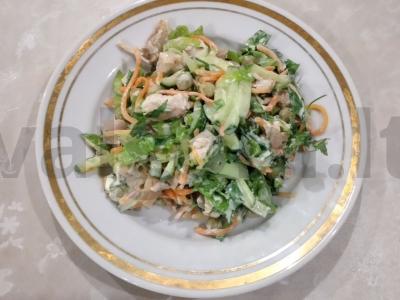 Vištienos, žirnių ir korėjietiškų morkų salotas pagrindine nuotrauka