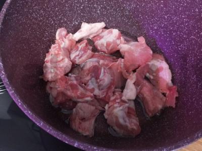 Kaimiškas kiaulienos troškinys Žingsnis 1