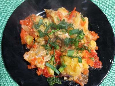 Kaimiškas kiaulienos troškinys pagrindine nuotrauka