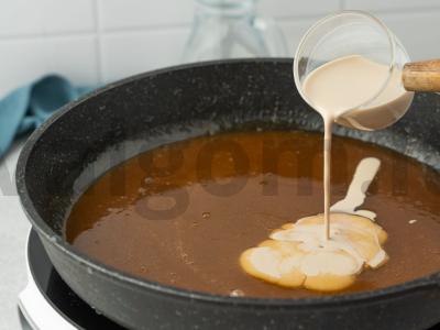 Karamelizuoti kriaušės keptuvėje Žingsnis 4