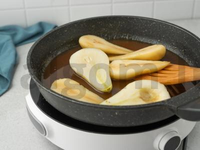 Karamelizuoti kriaušės keptuvėje Žingsnis 5