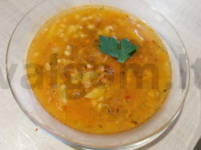 Sūris su mėsos sultiniu ir perliniu miežiu pagrindine nuotrauka