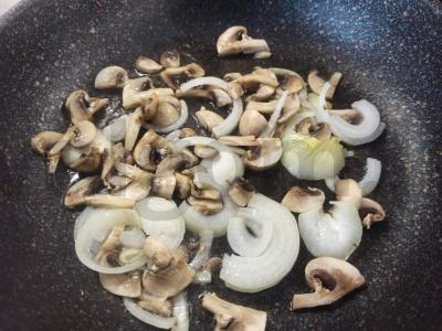 Perlovos košė su keptais pievagrybiais ir svogūnais Žingsnis 3