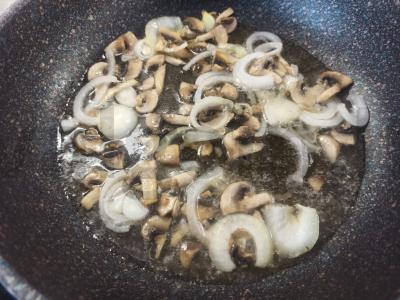 Perlovos košė su keptais pievagrybiais ir svogūnais Žingsnis 4