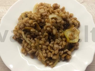 Perlovos košė su keptais pievagrybiais ir svogūnais pagrindine nuotrauka