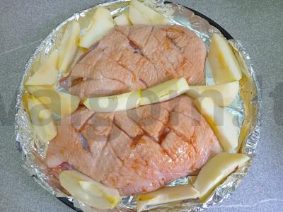 Kepta antis su obuoliais ir spanguolių padažu Žingsnis 5