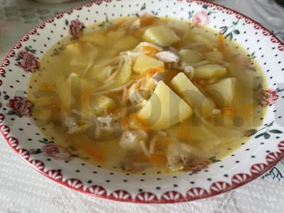 Vištienos sriuba su makaronais ir bulvėmis pietums pagrindine nuotrauka