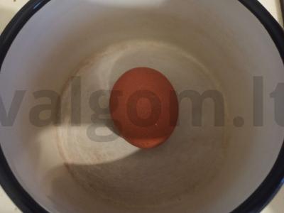 Salotas su bulvių traškučiais, pomidoru ir kiaušiniu Žingsnis 1