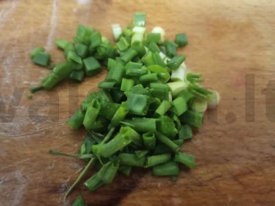 Salotas su bulvių traškučiais, pomidoru ir kiaušiniu Žingsnis 3