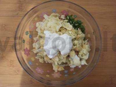 Salotas su bulvių traškučiais, pomidoru ir kiaušiniu Žingsnis 4