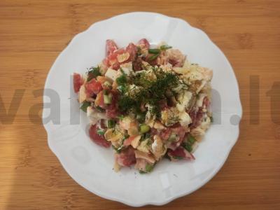 Salotas su bulvių traškučiais, pomidoru ir kiaušiniu pagrindine nuotrauka