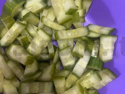 Salotas su silpnai sūdytais agurkais ir vištienos filė Žingsnis 1