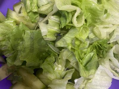 Salotas su silpnai sūdytais agurkais ir vištienos filė Žingsnis 2