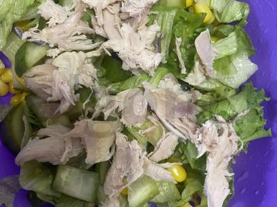 Salotas su silpnai sūdytais agurkais ir vištienos filė Žingsnis 4