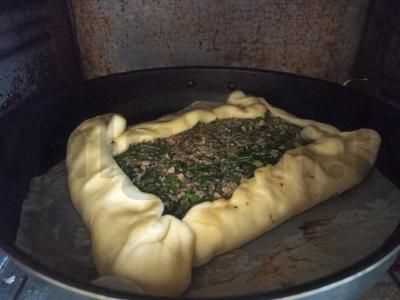 Kepurinis pyragas su sardinėmis ir šviežiais žalumynais Žingsnis 6