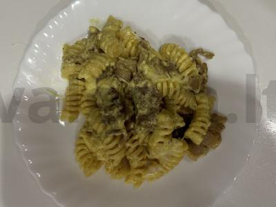 Jautiena su makaronais grietinėlės-sūrio padaže pagrindine nuotrauka