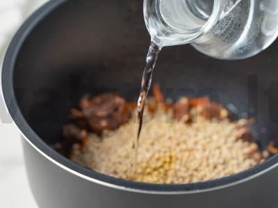 Perlovka su mėsa lėtoje viryklėje Žingsnis 8