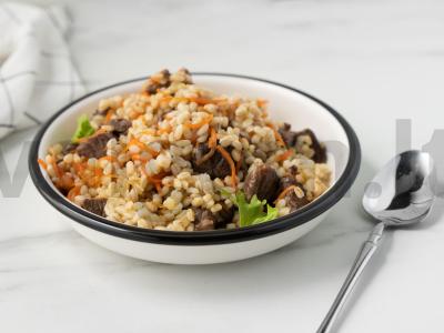 Perlovka su mėsa lėtoje viryklėje pagrindine nuotrauka