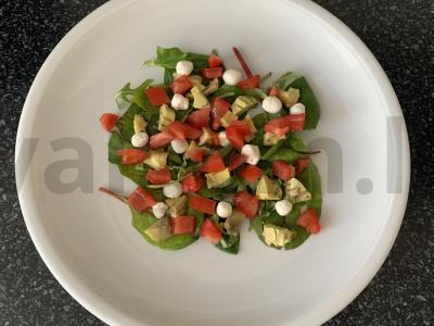 Salotos su avokadu, pomidoru, varškės sūriu ir žolelėmis Žingsnis 4