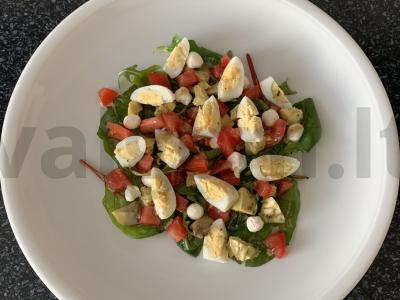 Salotos su avokadu, pomidoru, varškės sūriu ir žolelėmis pagrindine nuotrauka