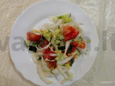 Vitaminų salotas su Pekino kopūstu ir linų sėmenų aliejumi pagrindine nuotrauka