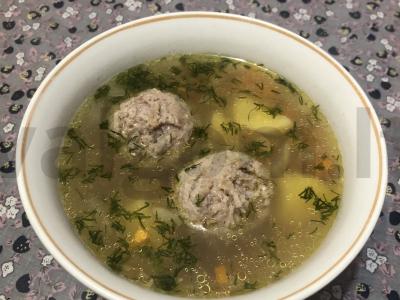 Grikių sriuba su meatballs pagrindine nuotrauka